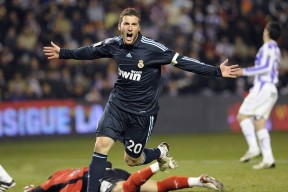 九游下载中心-基：全黑队的“中流砥柱”，在防守和进攻端都能稳定发挥